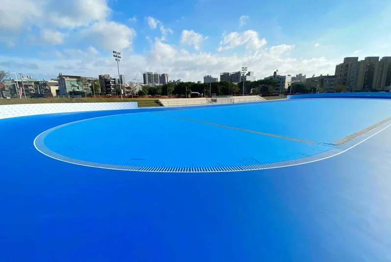 時尚藍好美！新竹縣首座200公尺「滑輪溜冰場」